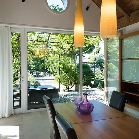 別荘 Ferienhaus Zur Weinlaube ドルンビルン